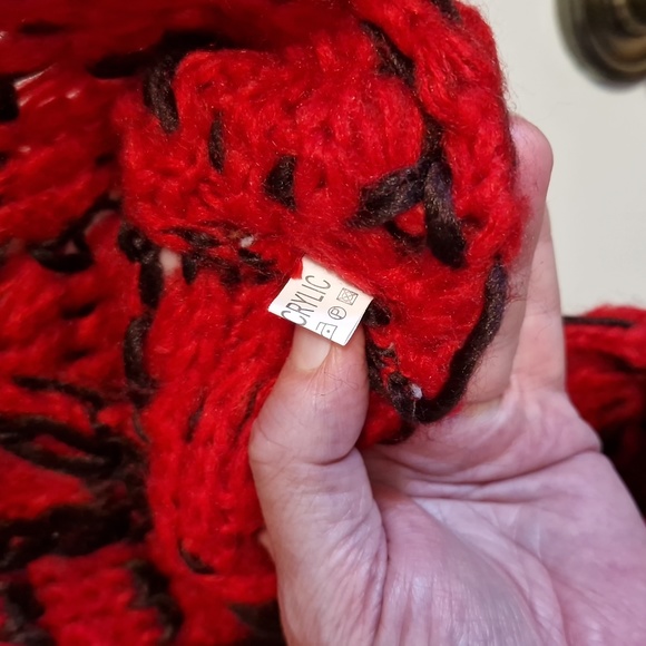 NWOT Red and black round scarf - Picture 4 of 5